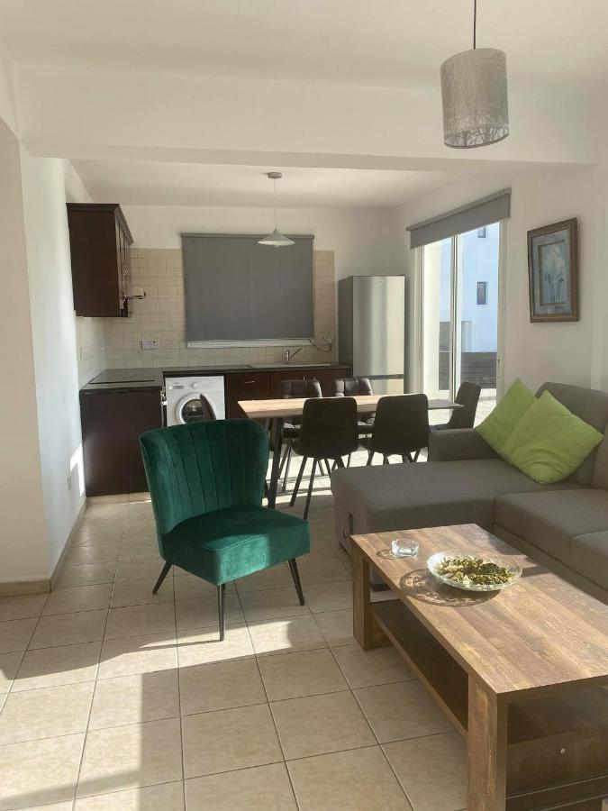Cosy Apartment In Kato Paphos With Pool Access Esterno foto